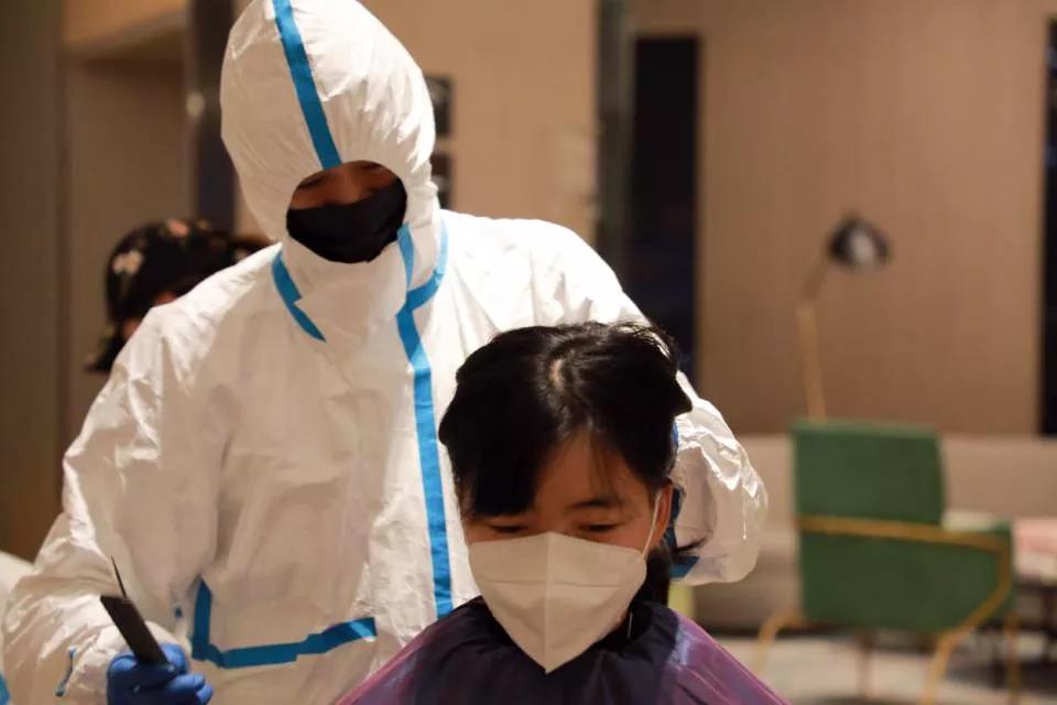 100多位赴武漢醫(yī)療隊(duì)女隊(duì)員“削”掉秀發(fā) ——武漢市委秘書長說，疫情過去一定為你們請功！