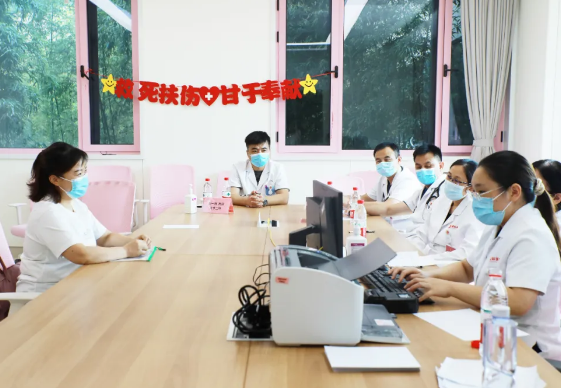 不掛號，解決多個問題，多學(xué)科MDT聯(lián)合門診讓更年期女性少跑腿，更安心！