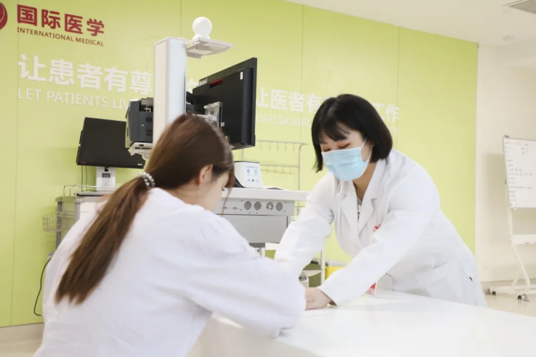 出院手續(xù)床前辦理，「移動(dòng)結(jié)算車」便民又惠民！