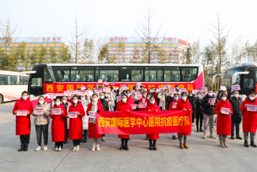 又有 300 余名醫(yī)護(hù)人員逆行出征，奔赴核酸采樣點(diǎn)