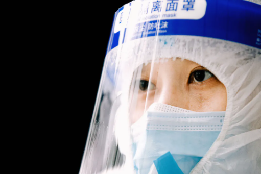 你穿防護(hù)服的樣子，真好看！