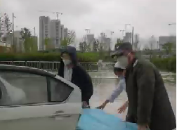 大雨天突遇車禍，從安保到醫(yī)護人員接力營救