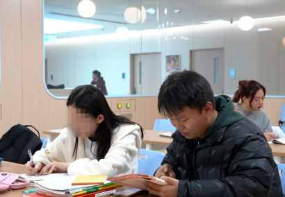治療、學(xué)習(xí)兩不誤！病房里開啟了“小課堂”