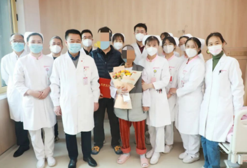 215天守護(hù)，2000多頁(yè)病例， 這位女士終見彩虹
