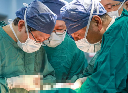 挑戰(zhàn)胸外領域“珠峰”！他為71歲老人摘除胸內(nèi)巨大罕見腫瘤