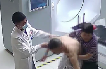 驚險！患者險些跌倒，醫(yī)生跳過治療床扶患者