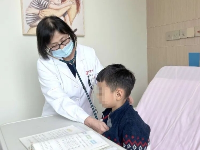 支原體肺炎來了！住院扎堆，學習桌搬到病房，孩子邊寫作業(yè)邊打點滴