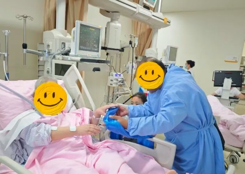 重癥病房里的“爺孫情”：沒(méi)有血緣，卻有生命之交